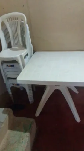Mesa e Cadeiras de plásticos