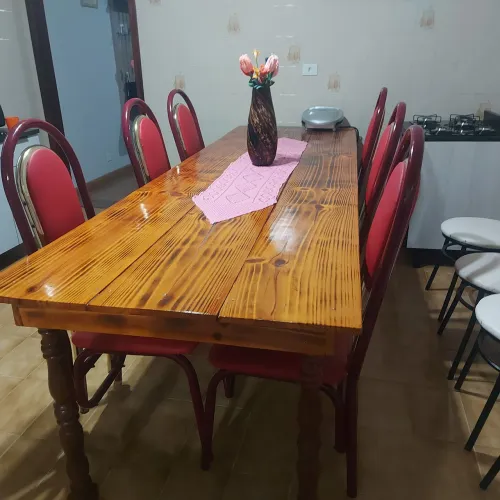 VENDO ESSA  MESA 3 METRO COM 6 CADEIRAS  AMOFADADO 