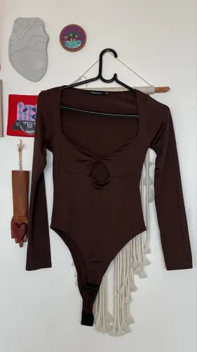 Body manga longa marrom pangeia