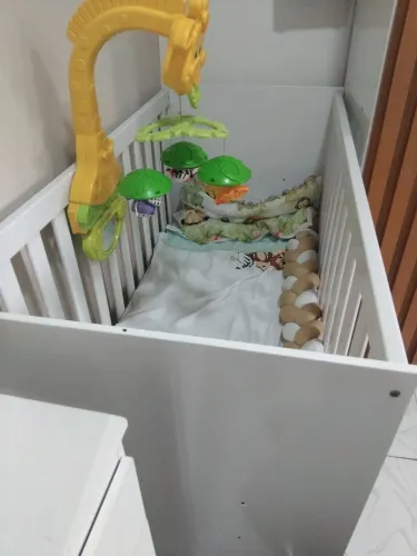 Berço de bebê com colchão