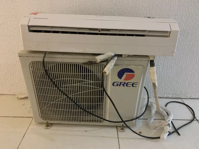 Vende-se um ar-condicionado completo  marca GREE  valor 1200 mas podemos negociar. 