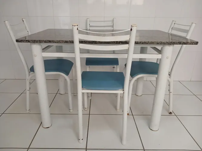 Mesa com 4 cadeiras