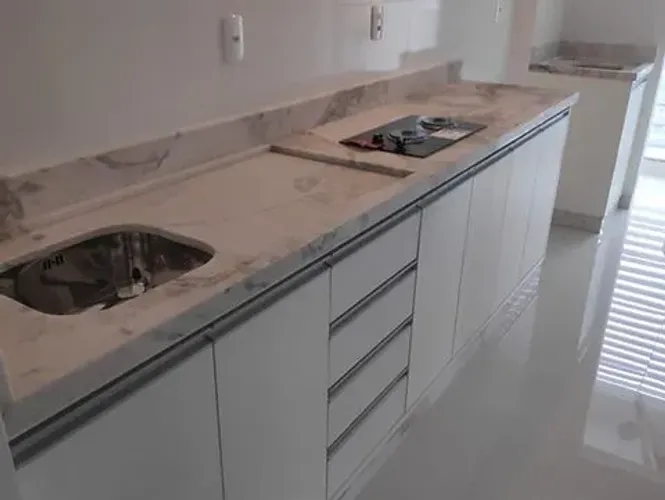 Lavatório e bancadas de cozinha de porcelanato e granito 