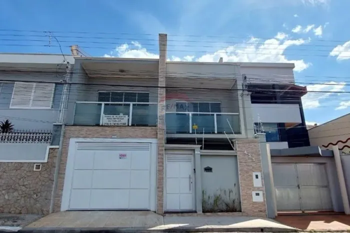 Amplo Sobrado para Moradia ou Negócio Próprio no Centro de Itapira