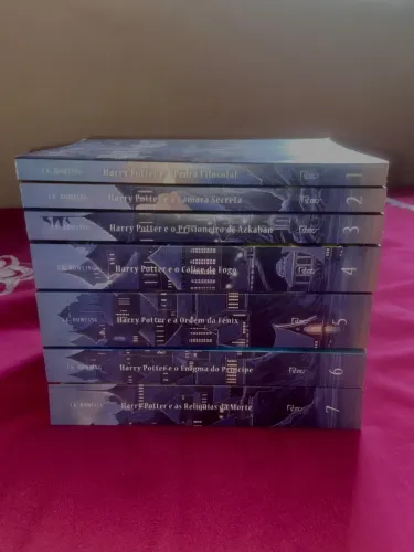 Coleção Saga Harry Potter em edição de capa comum.