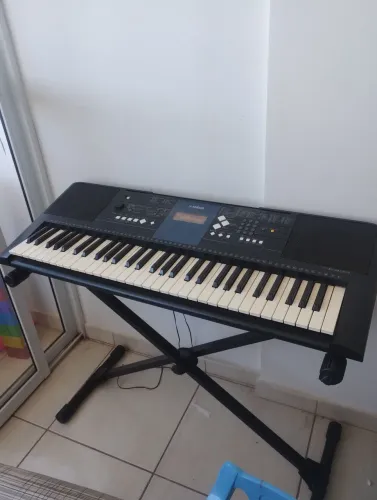 Teclado Yamaha com suporte