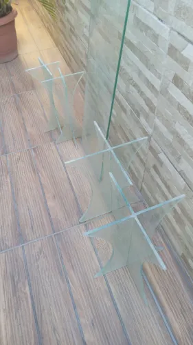 PRATELEIRAS DE VIDRO COM BANQUETA DE VIDROS, VENDO O CONJUNTO 3 PRATELEIRAS 6 BANQUETAS