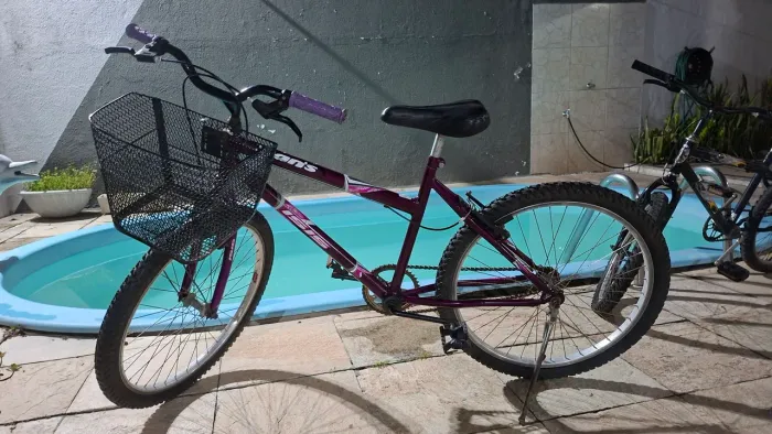 Bicicleta com certinho semi nova