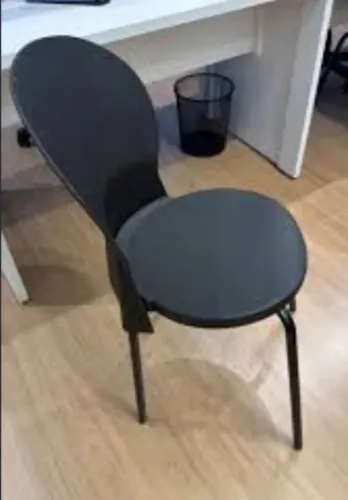 Cadeiras preta de plástico