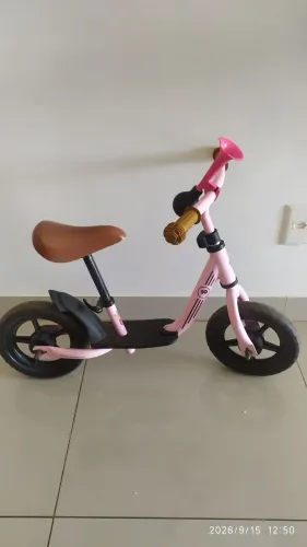 Bicicleta de equilíbrio com apoio de pés