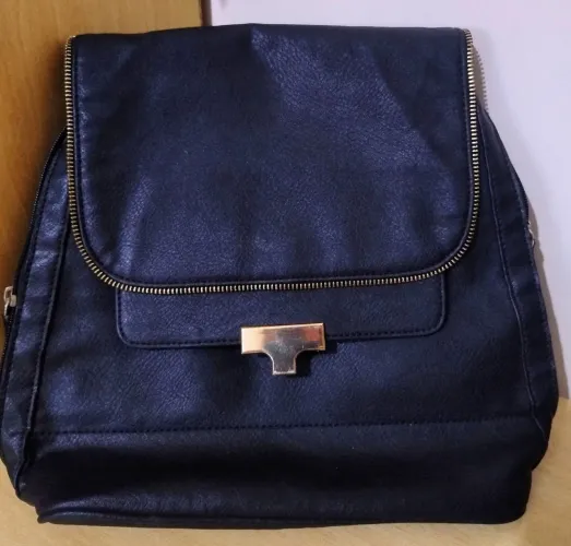 Bolsa preta em couro.