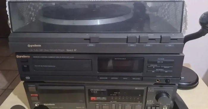 2 aparelhos de som antigo da gradiente mas discos