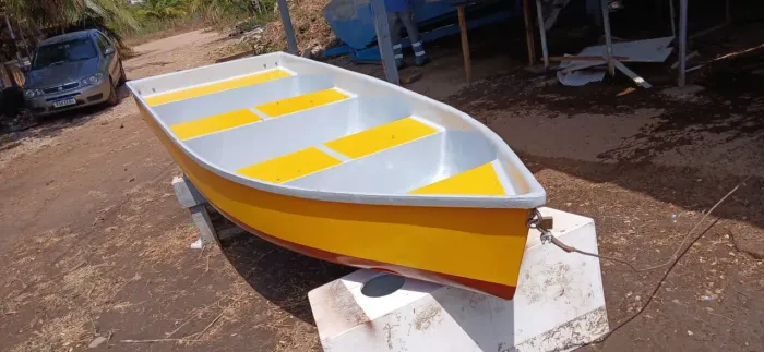 Barco novo em fibra com estrutura reforçada (Estaleiro Mar e Rio)