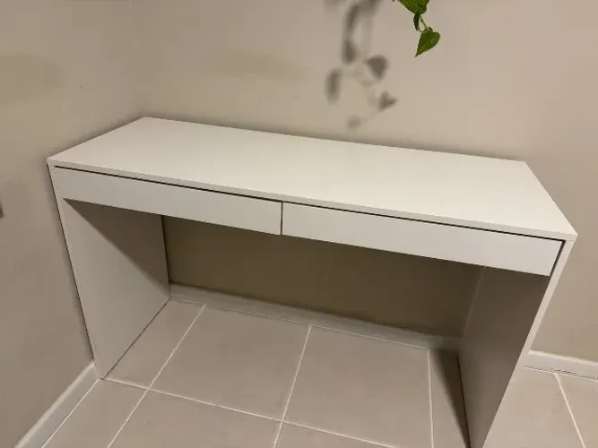 Escrivaninha branca em mdf