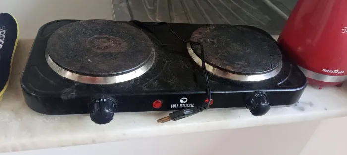 Vende-se um fogão elétrico e uma pipoqueira R$ 100,00