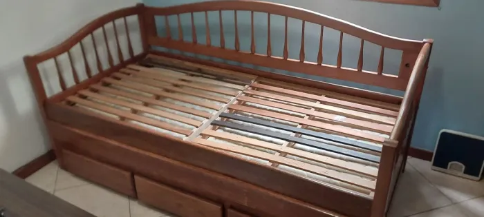 Vendo Cama Solteiro de Madeira Maciça