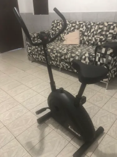 Vendo uma bicicleta irgometrica modelo polímero. Valor 300 reais contato/. 79- *
