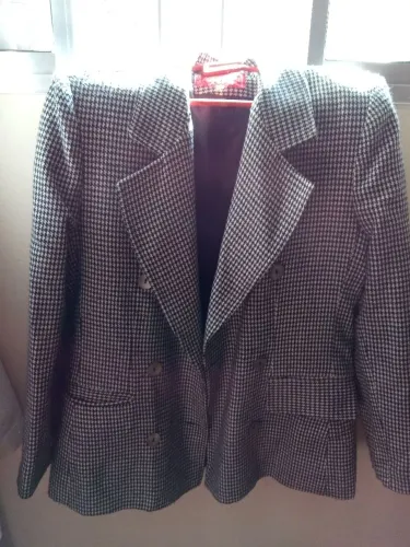 Blazer cinza e preto 4 botões com bolso 