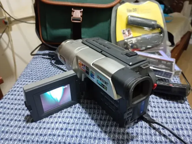 FILMADORA HandyCam Sony Hi8+Controle+maleta+carregador+bateria+3fitas novas