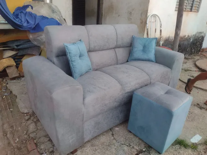Vendo sofá de 3 lugares com 1 pulf e 2 almofadas.