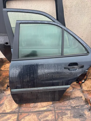Porta traseira esquerda Mercedes C180 C280 ano 1998