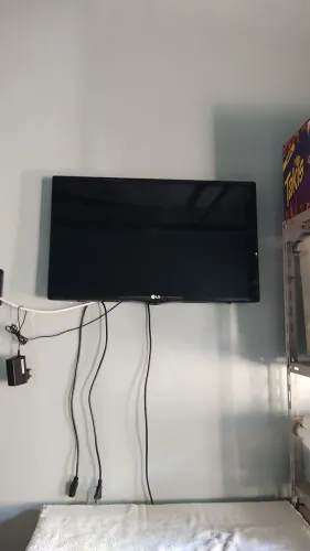 TV Monitor 28 polegadas com suporte de parede