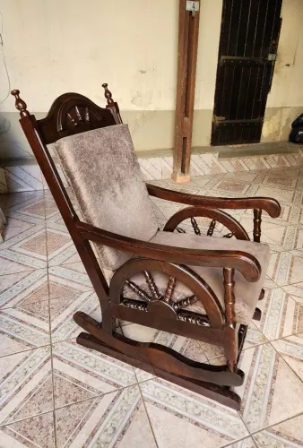 Cadeira de balanço de madeira maciça