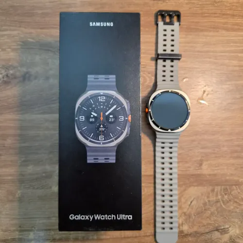 Samsung Galaxy Watch Ultra, 47mm, LTE, 32GB de armazenamento, cor prata, c/ acessórios.