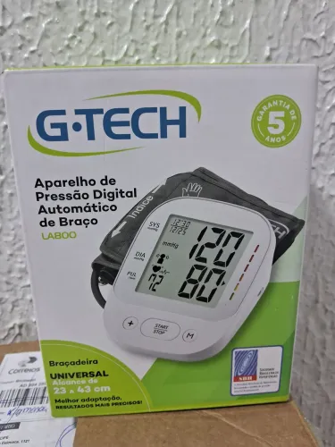 Aparelho medido de pressão arterial digital no braço 