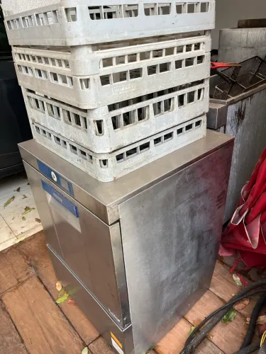 Máquina de Lavar Louça Industrial 