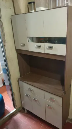 Armário de Cozinha Usado em Bom Estado - Espaçoso e Conservado