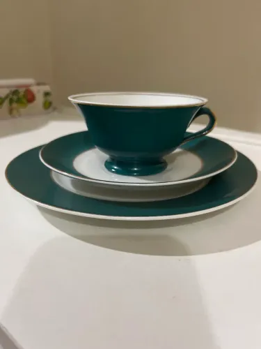 Trio xícara de chá e pires de porcelana Mauá na cor verde, com bordas filetadas a ouro