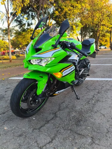 Kawsaki Ninja ZX-4R 2025.