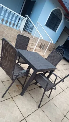 conjunto de mesa e cadeiras