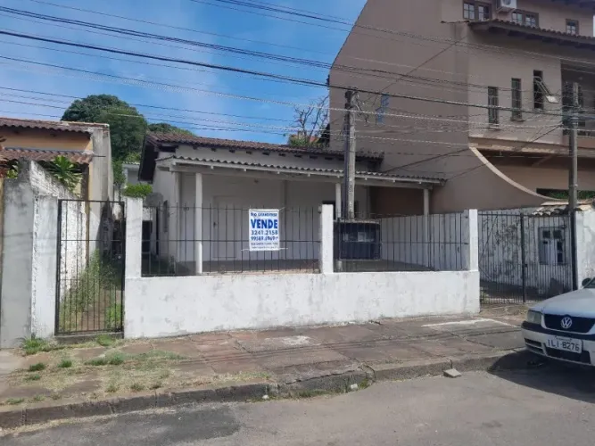 Terreno 10 x 30 com 02 casas de alvenaria, Casa dos fundos: 02 dormitórios, ampla sala, co