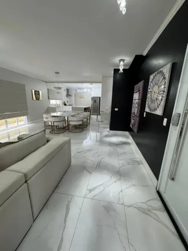 Casa de condomínio para aluguel possui 252 metros quadrados com 4 quartos