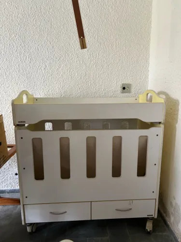 Berço e caminha com colchões