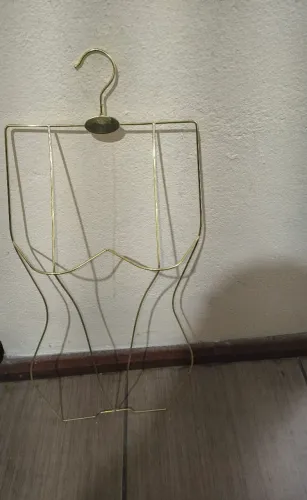Vendo 3 cabide sinhueta dourada preço 280