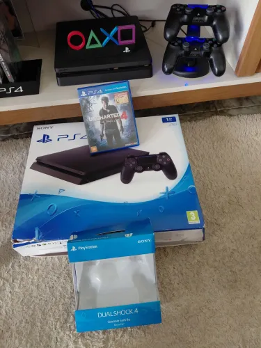 PlayStation 4 Slim 1TB + 2 Controles Originais (1 Novo na Caixa) + Caixa Original