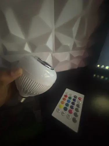 Lâmpada que toca música e muda de cores