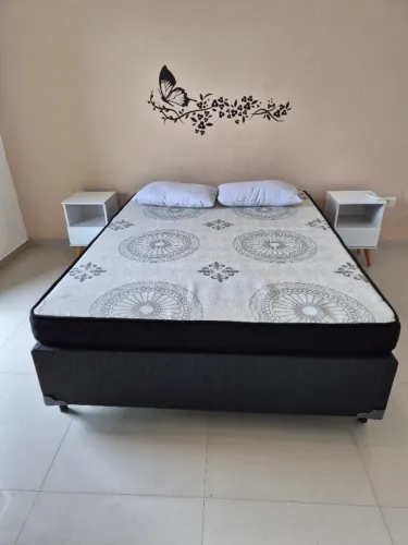 Cama box casal + colchão + par de mesas de cabeceira