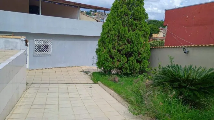 Casa com 2 Quartos e 1 banheiro à Venda, 216 m² de área construída, bairro Alípio de Melo,