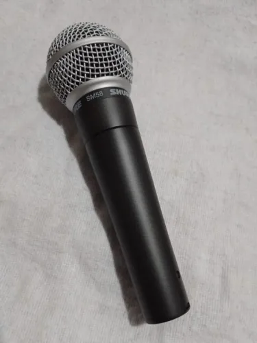 Microfone Shure SM58 com acessórios.