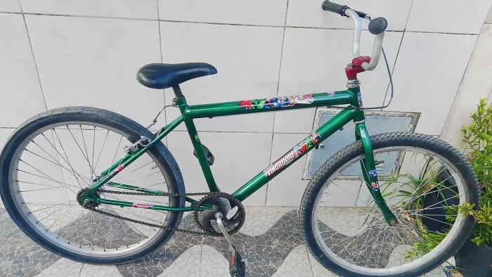 Bicicleta aro 26 semi nova completa com nota fiscal pra vender