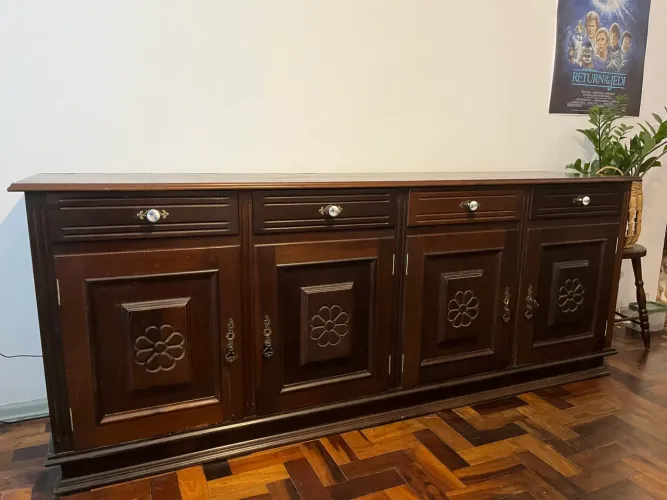 Buffet em Madeira maciça