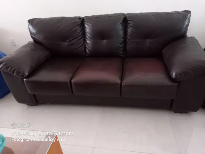 Vendo sofá 3 lugares de couro legítimo na cor castor super bem conservado confortável 