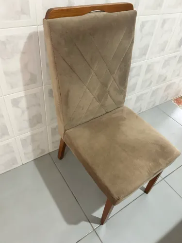 Mesa com 4 cadeiras estofadas e com tampo de vidro 