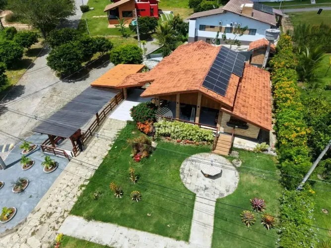Casa de condomínio com amplo jardim e 04 quartos à venda em Sairé/PE!
