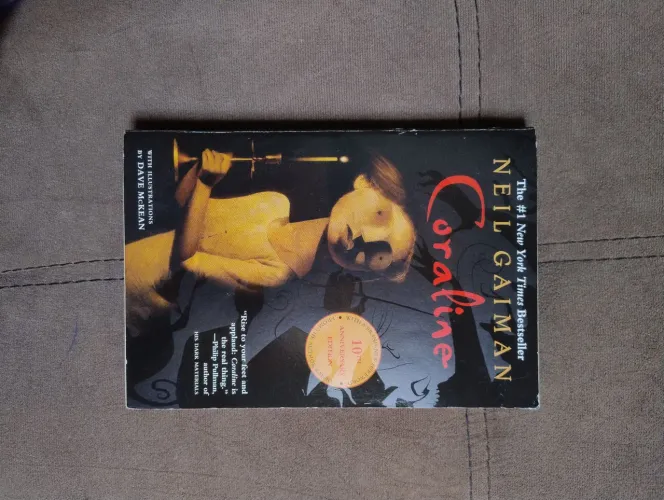 Livro Coraline Edição em Inglês