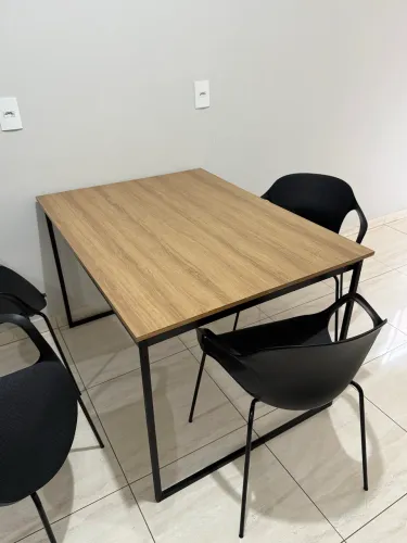 Mesa tipo industrial com 4 cadeiras 